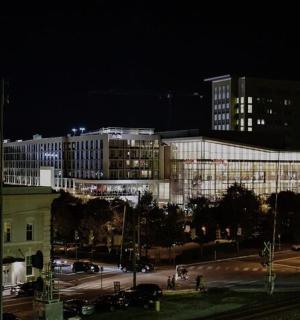 pohled na město v noci s budovami