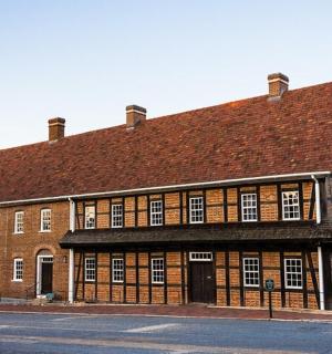 一座有着棕色屋顶的红砖大楼