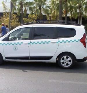 bílá dodávka s modrými puntíky namalovanými na ní