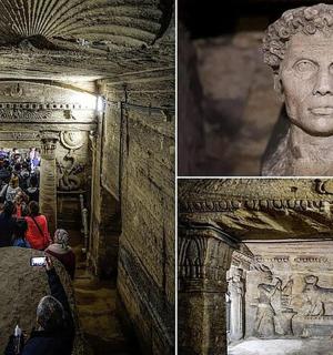 一群人正在拍摄一座雕像