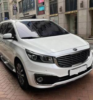 bílé auto zaparkované na kraji ulice