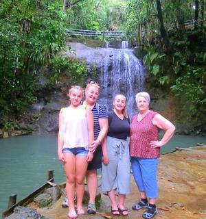 一群人站在瀑布前