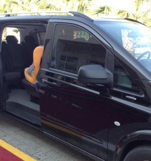 一辆黑色货车停在停车场，车门敞开