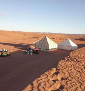 沙漠中间的两个帐篷