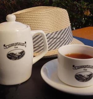 إبريق شاي وكوب شاي على طاولة