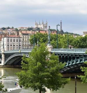 城市中横跨河流的桥梁