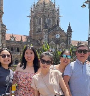 skupina lidí stojících před budovou