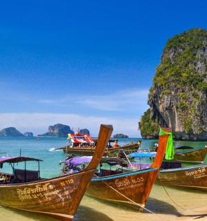 一群停泊在沙滩上的船