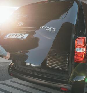 一名男子正在打开一辆黑色货车的后门