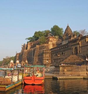 两艘船停靠在一栋建筑旁边的水中