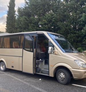 一辆停在停车场的小型货车