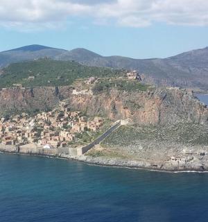 水中央的一个小岛