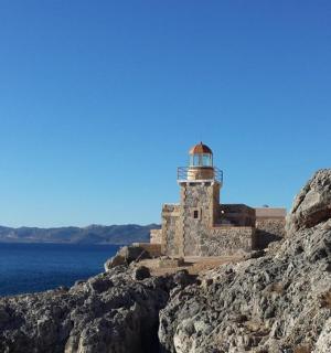 岩石峭壁边上的灯塔