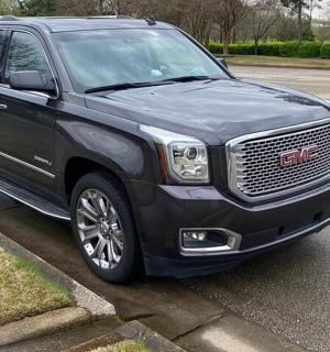 一辆黑色卡车停在停车场