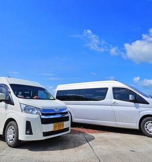 两辆白色货车并排停放