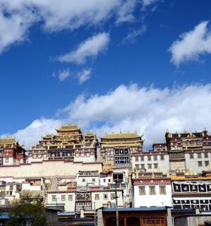 一座白色的大楼,楼上有中国建筑