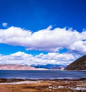 一大片水域和群山的景色