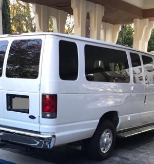 一辆白色货车停在停车场