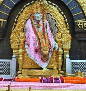 寺庙里的一尊巨大的女神像