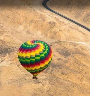 停在地面上的彩色热气球