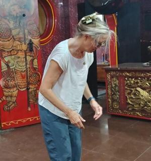 žena stojící vedle stolu v chrámu