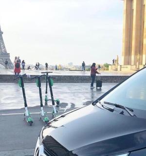 一辆停在埃菲尔铁塔前的汽车