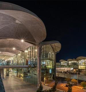 夜晚亮着灯的大楼