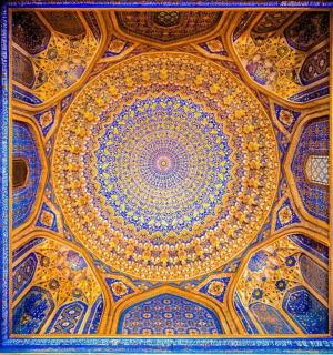 建筑物的天花板上有蓝色和金色