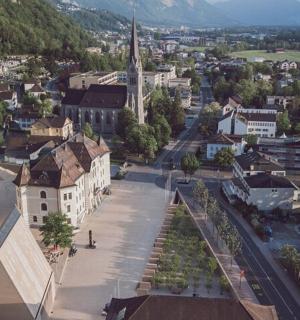 Letecký pohled na město s kostelem