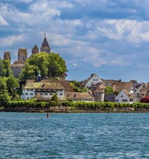 město na břehu vodní plochy