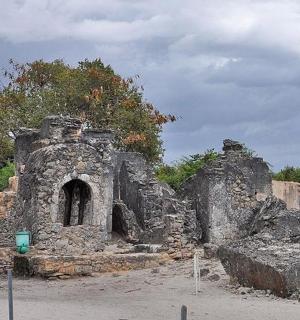 一座中间有一扇门的古老石头建筑