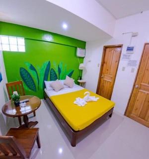 卧室里有一张黄色的床和一面绿色的墙