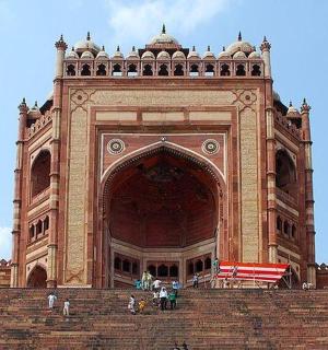 一座大楼，前面站着一些人