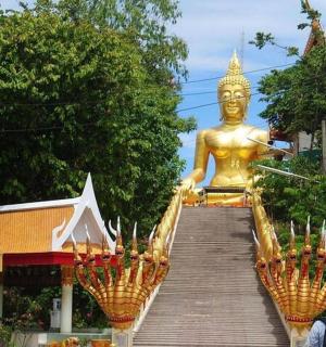 сходи, що ведуть до великої золотої статуї