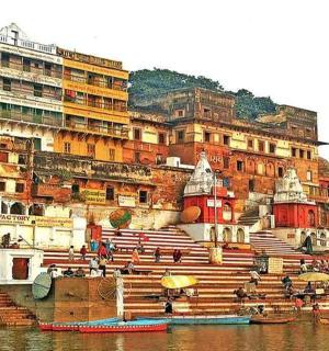 一组坐落在水体旁边的建筑