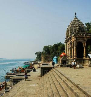 一群人站在水边的码头上