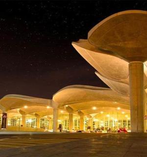 velká budova s mnoha okny v noci