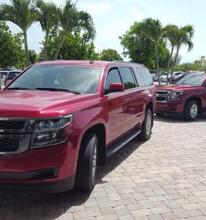 两辆卡车停在停车场