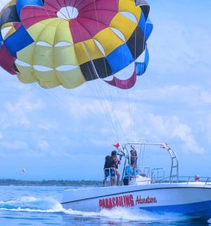 Velký padák letící nad lodí ve vodě