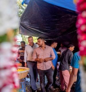 skupina lidí stojící pod stanem