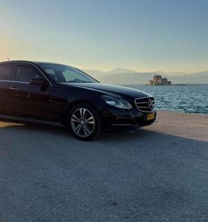 一辆黑色汽车停在水边