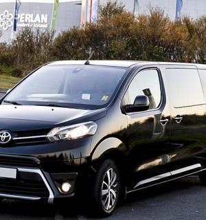 一辆黑色和银色的货车停在停车场