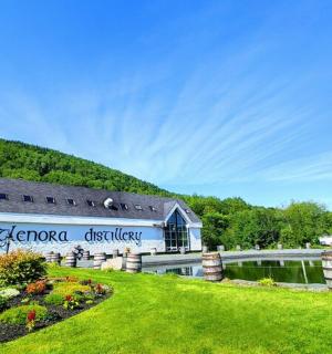 侧面有标志的建筑物