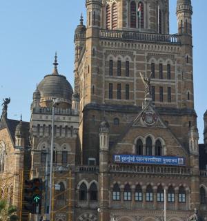 velká budova s hodinovou věží na vrcholu