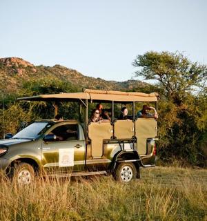 一群人乘坐一辆游猎车