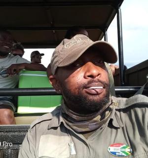 一名男子在卡车上吐舌头