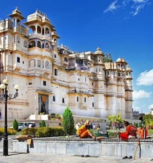 dva lidé sedící před velkou budovou