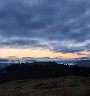 山顶上的日落，树木和云彩