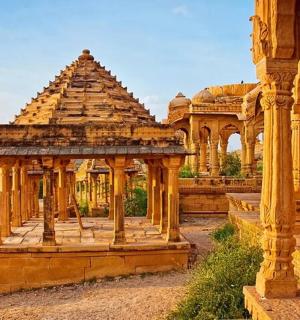 一座中间有凉亭的老建筑