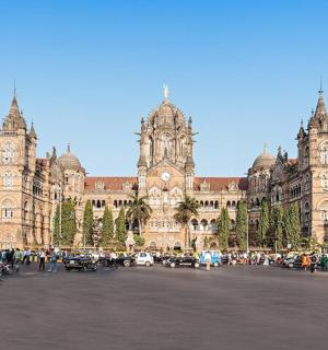 一座前面有街道的大楼